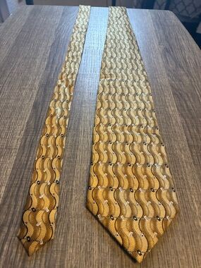 Johnston & Murphy Gold Wave Pattern Silk Tie